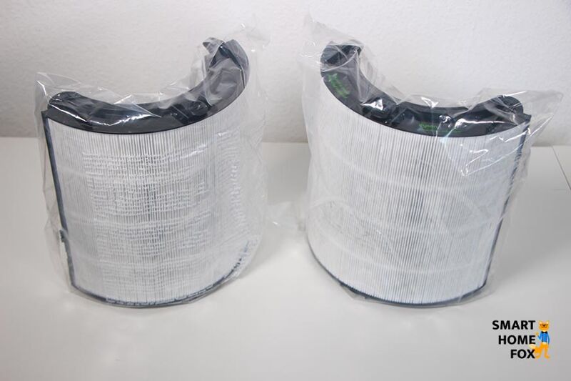 Фильтрующие элементы Dyson Purifier Cool завернуты в защитную пленку и стоят на столе.